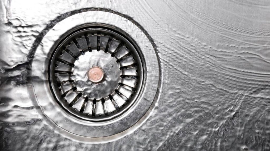 O erro mais comum na pia que pode destruir o encanamento da sua casa