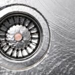 O erro mais comum na pia que pode destruir o encanamento da sua casa