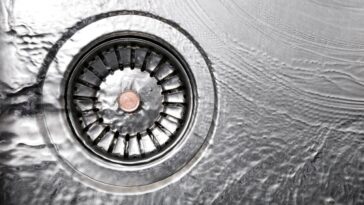 O erro mais comum na pia que pode destruir o encanamento da sua casa