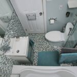 A solução para banheiros apertados que viralizou entre arquitetos