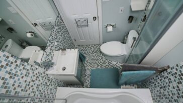 A solução para banheiros apertados que viralizou entre arquitetos