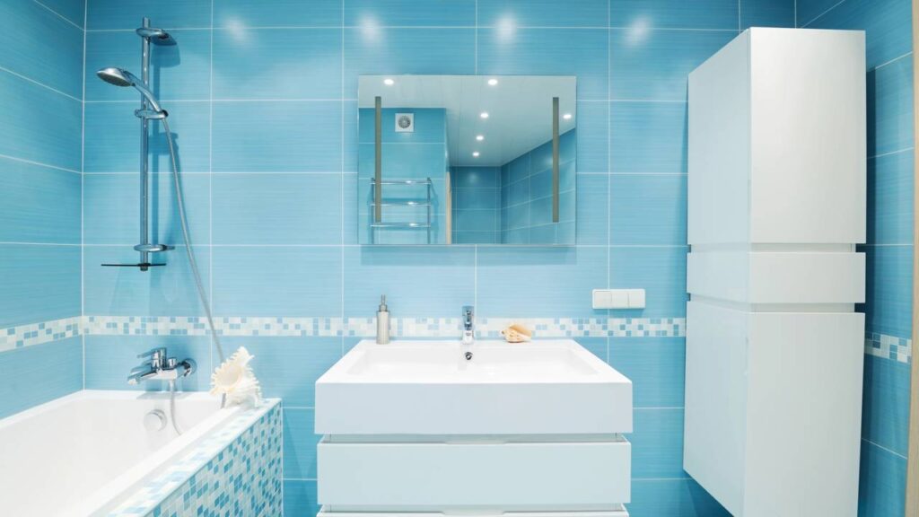 A solução para banheiros apertados que viralizou entre arquitetos