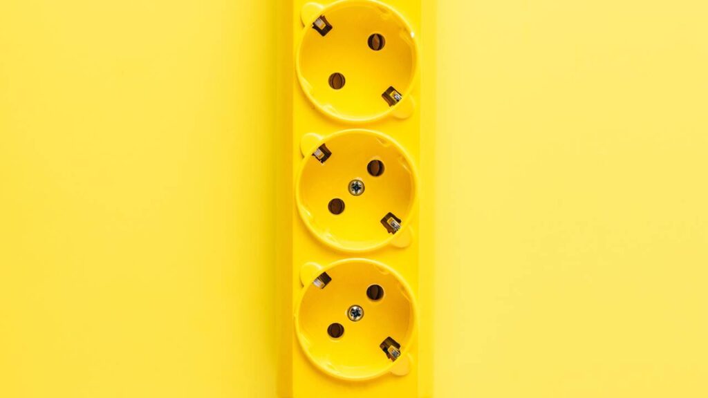 A atitude simples que pode salvar seus aparelhos elétricos nos dias de chuva