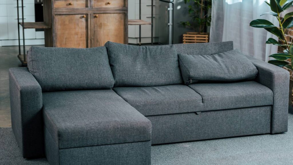 Adeus aos sofás! Conheça o móvel queridinho que tá dominando os lares brasileiros