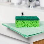 A forma mais segura de manter a esponja da pia livre de bactérias