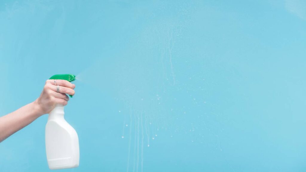 O truque caseiro mais indicado por especialistas para limpar tábuas de cozinha