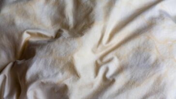 O melhor truque caseiro que usei para tirar manchas amarelas dos travesseiros