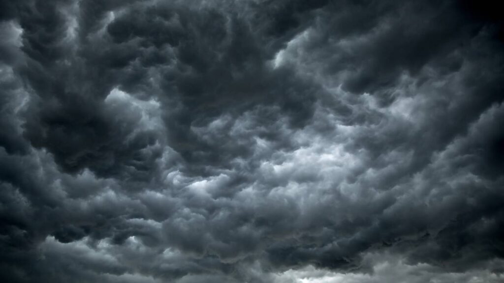 Esse costume antigo voltou a chamar atenção nas casas brasileiras durante tempestades