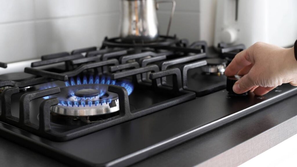 O truque de cozinha que está surpreendendo quem odeia limpar fogão