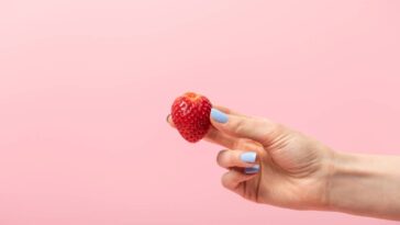 4 passos para transformar morangos comuns em uma sobremesa requintada