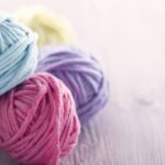 Cesto organizador de crochê com base firme e alças laterais