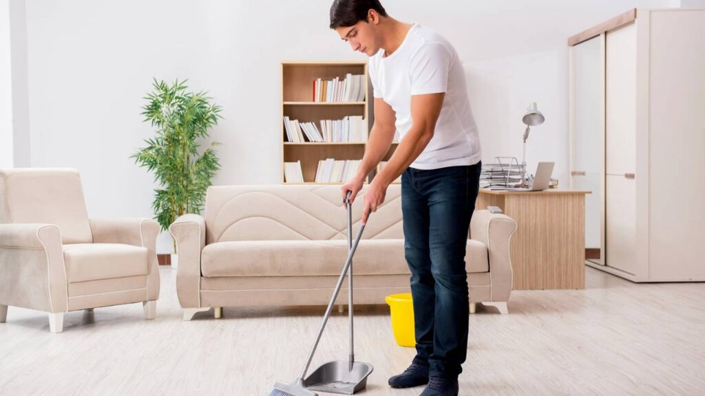 Por que você nunca deve varrer a casa logo após receber alguém