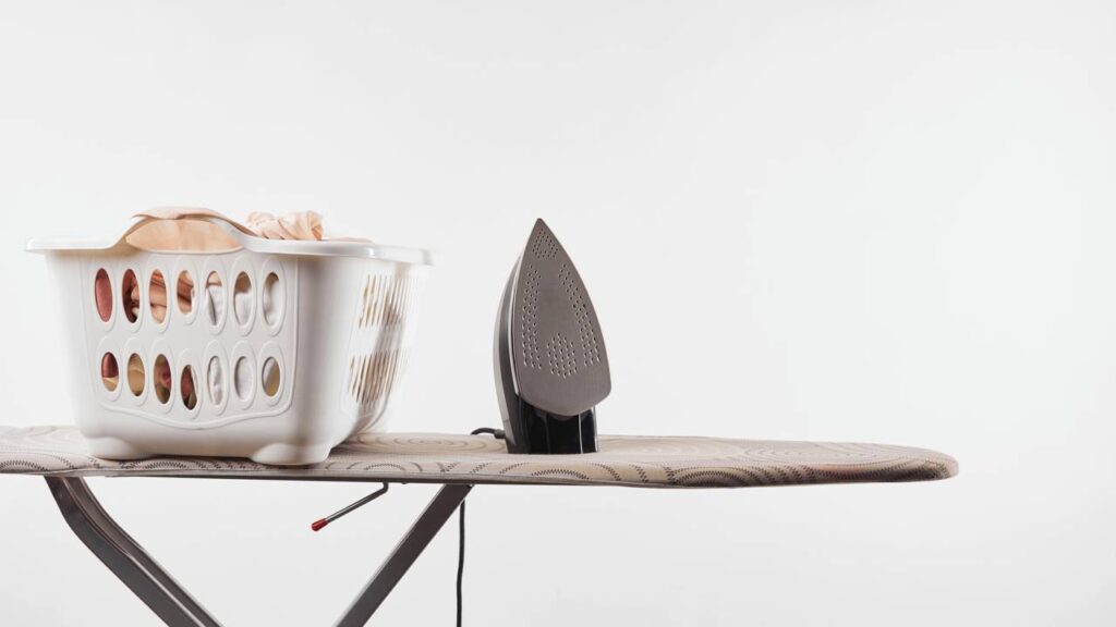 Adeus ferro de passar! Esse móvel esconde um segredo que tem ajudado muita gente a ter mais espaço