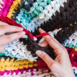 Tapete redondo em crochê minimalista para decorar com leveza