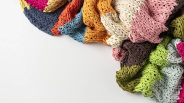 A técnica desse colete está chamando atenção nos looks artesanais