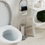 Essa mistura simples acabou com a crosta do meu banheiro em minutos