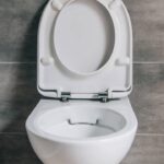 Sal grosso no vaso sanitário, para que serve e como usar em casa