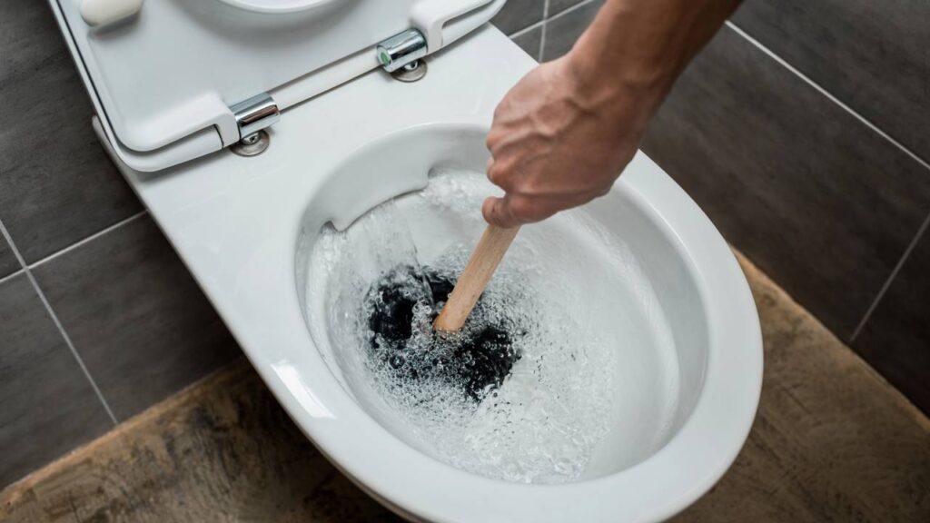 A mistura caseira que virou queridinha para manter o banheiro limpo e sem manchas