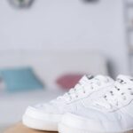 Meu tênis branco voltou a brilhar com essa mistura simples e barata