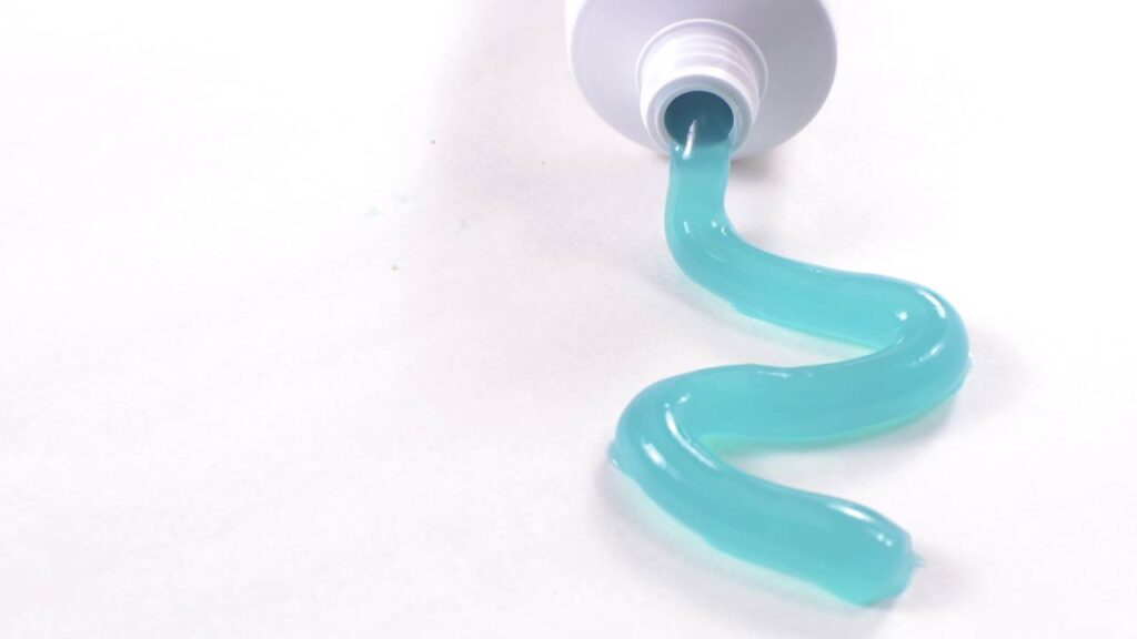 Meu tênis branco voltou a brilhar com essa mistura simples e barata