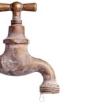 A dica mais eficaz para tirar cal e evitar estragos no encanamento