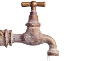 A dica mais eficaz para tirar cal e evitar estragos no encanamento