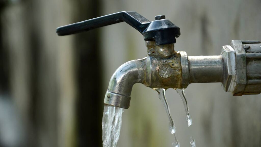 A dica mais eficaz para tirar cal e evitar estragos no encanamento