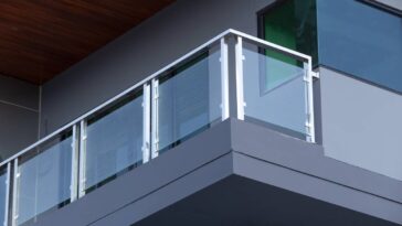 Adeus varandas simples! Nova tendência transforma varandas e valoriza seu imóvel