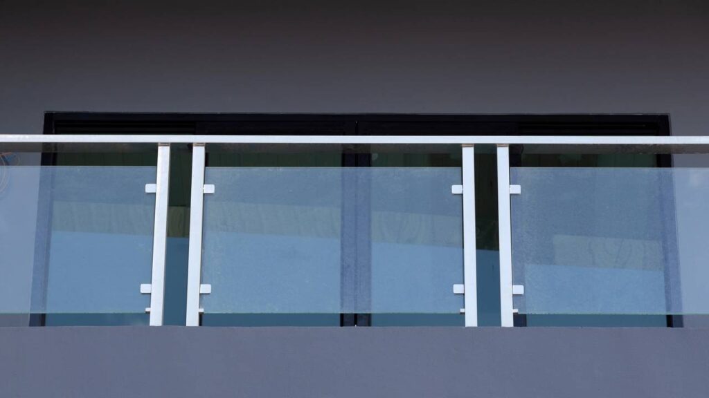 Adeus varandas simples! Nova tendência transforma varandas e valoriza seu imóvel