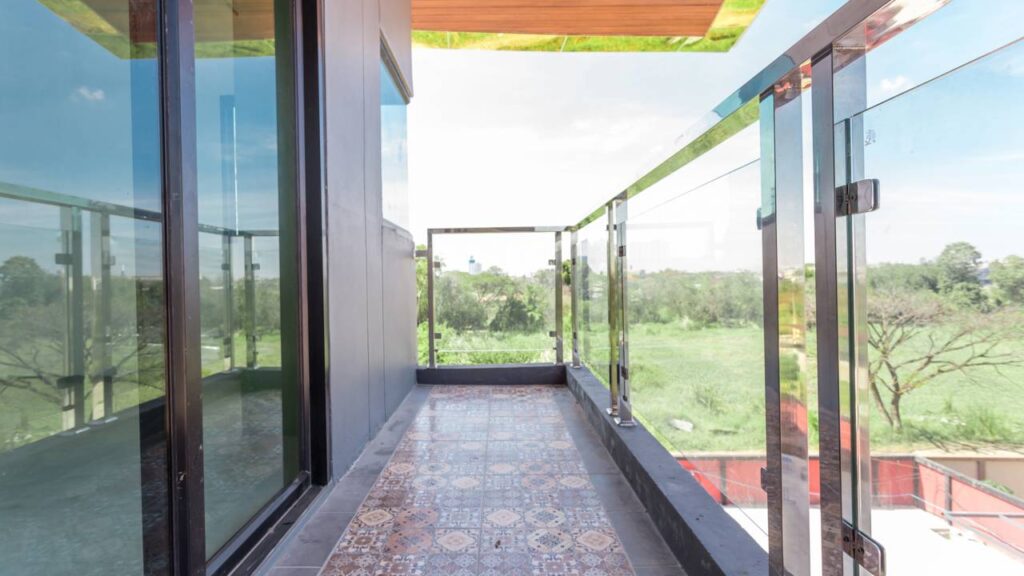 Adeus varandas simples! Nova tendência transforma varandas e valoriza seu imóvel