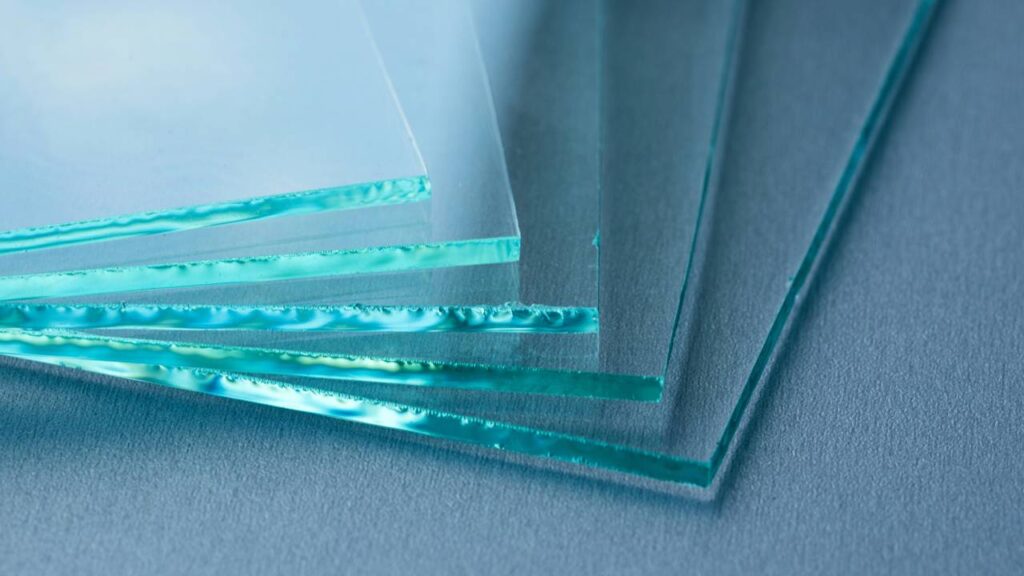 Adeus grades de ferro! Transforme a fachada da sua casa com mais luz, segurança e estilo