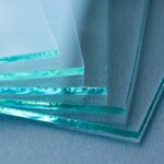 Adeus grades de ferro! Transforme a fachada da sua casa com mais luz, segurança e estilo