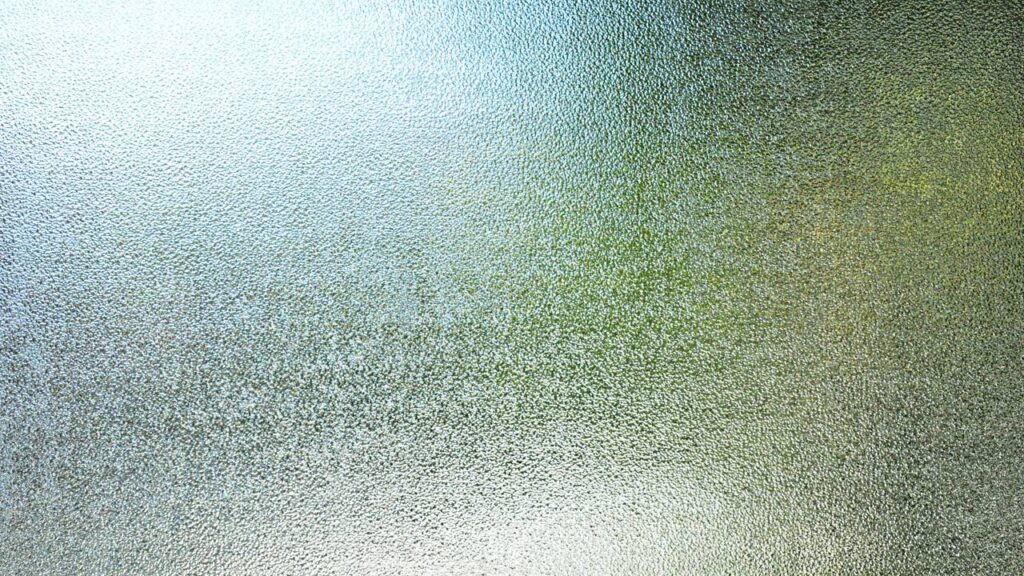 Adeus cortinas! A nova tendência que entrega luz e privacidade invade as salas