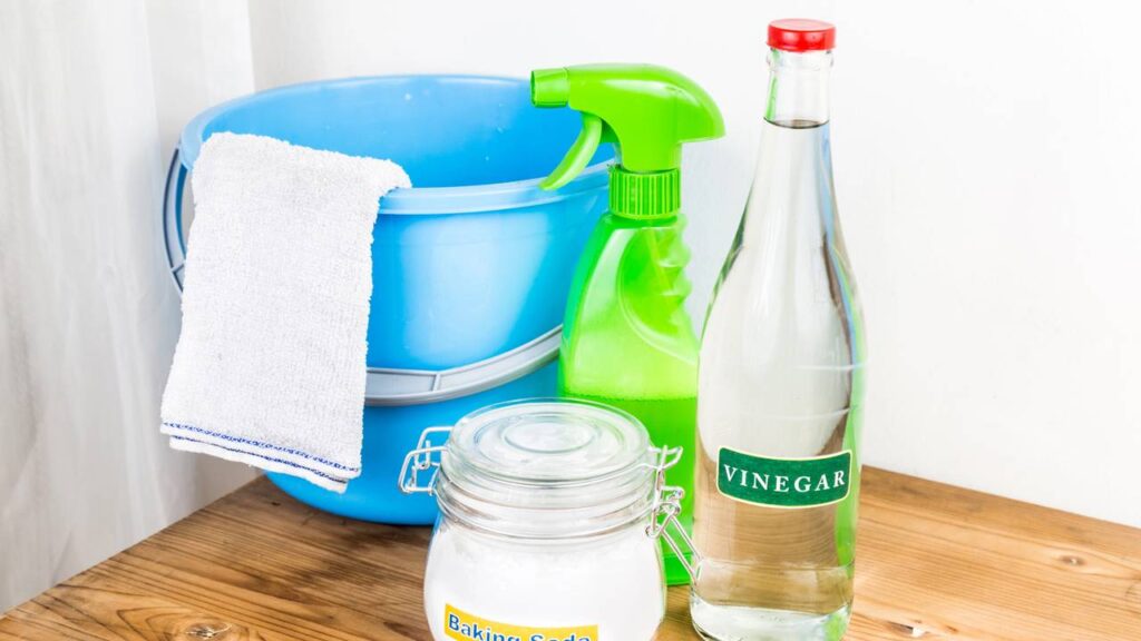 A mistura de vinagre, detergente e bicarbonato de sódio se tornou uma das receitas caseiras mais populares para quem busca uma limpeza potente e econômica - Créditos: depositphotos.com / Thamkc