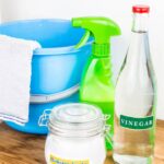 A mistura de vinagre, detergente e bicarbonato de sódio se tornou uma das receitas caseiras mais populares para quem busca uma limpeza potente e econômica - Créditos: depositphotos.com / Thamkc