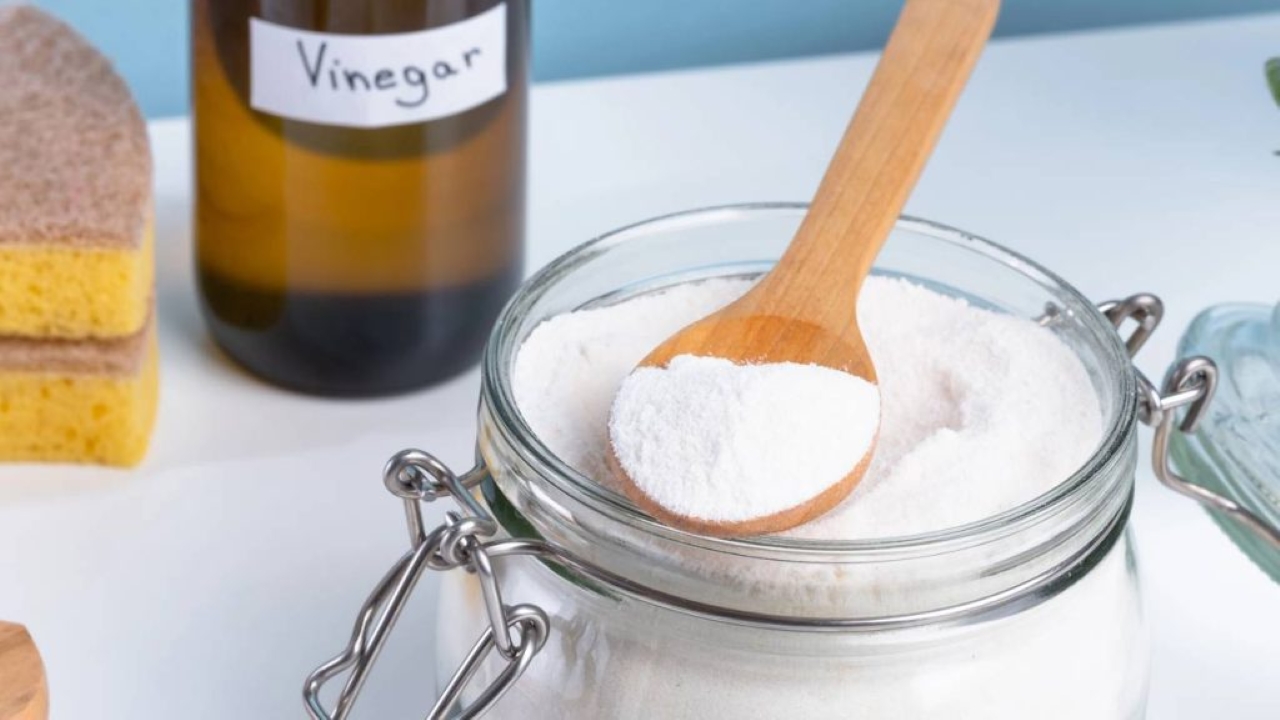 Misturar vinagre, detergente e bicarbonato: por que é recomendado e ...