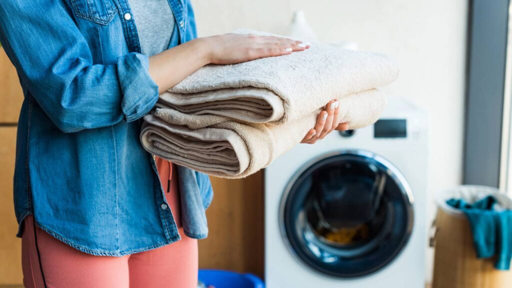 Esse erro comum na lavagem pode estar espalhando bactérias nas suas roupas