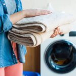 Esse erro comum na lavagem pode estar espalhando bactérias nas suas roupas