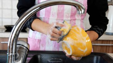 O jeito como você usa o detergente pode estar atrapalhando a limpeza da louça