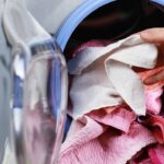 O truque que evita mofo, mau cheiro e roupas manchadas na máquina