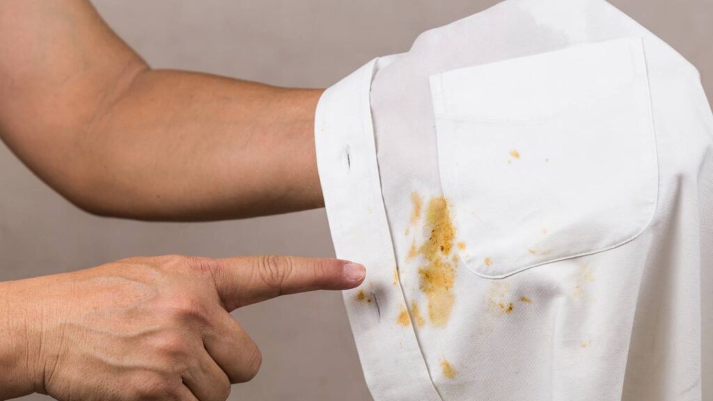 Essa mistura simples com sal tá chocando quem cuida da roupa em casa