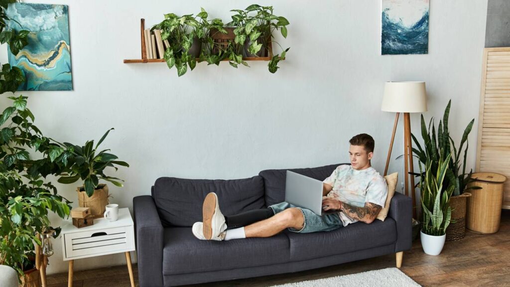 Adeus paredes bege! A cor que traz calma e sofisticação virou o xodó dos interiores