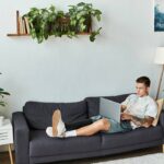 Adeus paredes bege! A cor que traz calma e sofisticação virou o xodó dos interiores