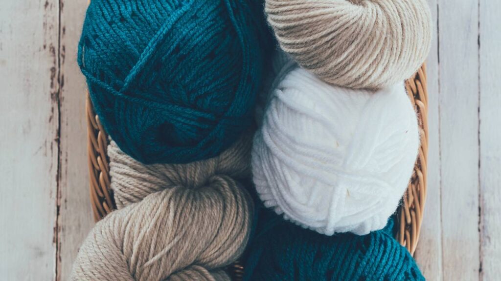 A tendência artesanal que virou febre nos looks de inverno com crochê