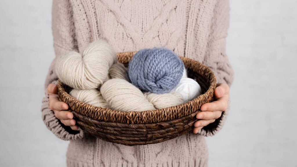 Sapato ou rasteirinha de crochê com sola artesanal e ponto fechado para conforto e estilo