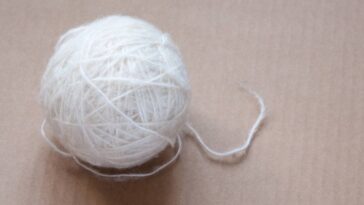 Saída de praia em crochê com fio de linho e algodão e efeito see-through elegante