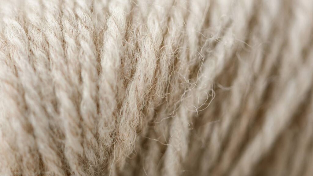 Cesto de crochê marrom café para organizar e decorar com charme