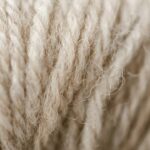 Jogo americano de crochê com borda ondulada e cores neutras