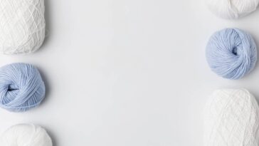 Aprenda a fazer um casaquinho de crochê em ponto pipoca perfeito para seu pequeno