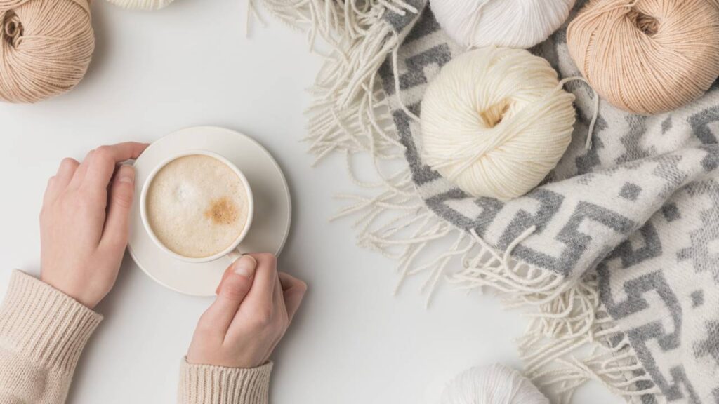 Transforme o look da criança com essa jardineira feita à mão com crochê e carinho